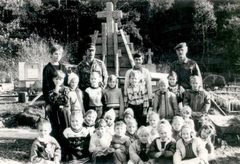 Vaizdas:Su mokiniais statomas paminklas Pesliuose septinta.jpg