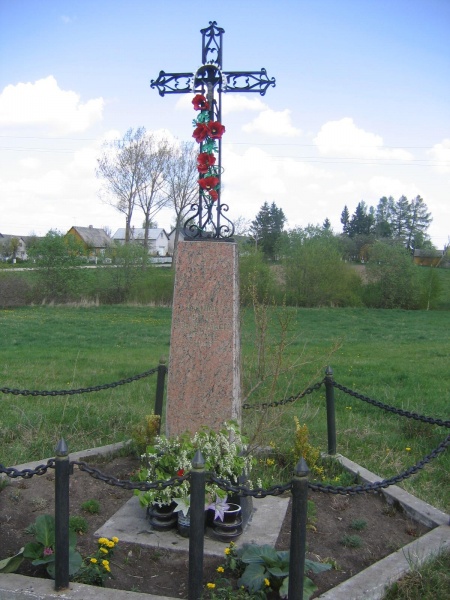 Vaizdas:Pagraužių kaimo kryžiu.JPG