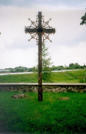 "DOČKIŲ KAIMO KRYŽIUS  1948" ...BUVO KAIMAS IR KAIMO NĖRA... ĄŽUOLO KRYŽIAU, ILGAI SAUGOK JO VARDĄ Rest. 1998