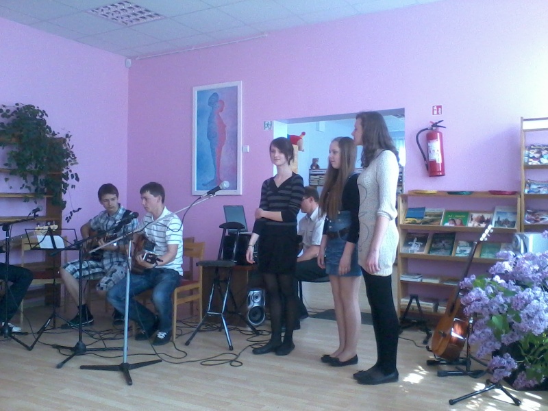 Vaizdas:Pavasaris,gitara ir aš bibliotekoje 189.jpg