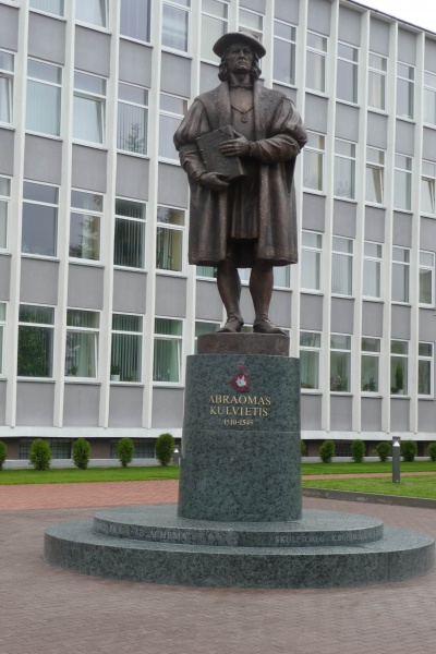Vaizdas:Jonava. Paminklas Abraomui Kulviečiui Santarvės aikštėje 353.jpg