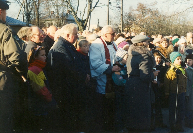 Vaizdas:Memorialo pašventinimo iškilmės Jonava.jpg