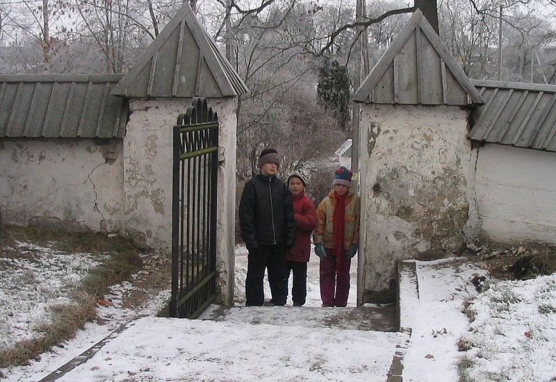 Vaizdas:Prie šventoriaus ribos (Žagarė) 973.jpg