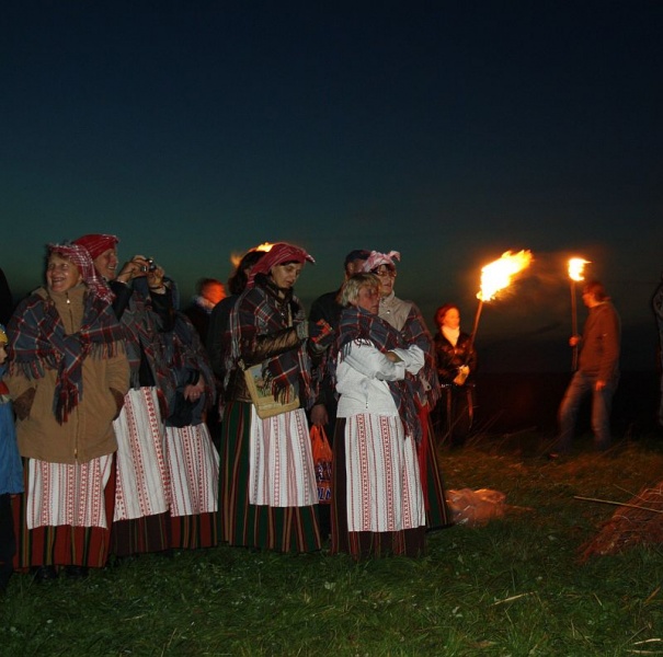 Vaizdas:Kolektyvas "Šatrija" ant Šatrijos kalno 964.jpg