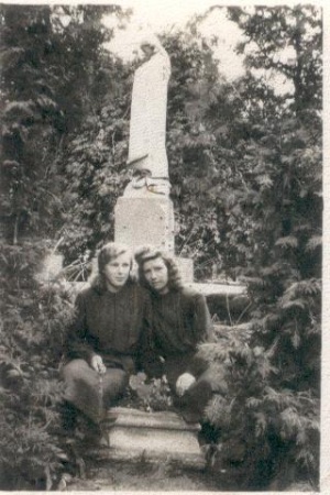 Eugenija Klimaitė iš Paprūdžių kaimo ir Pulcherija Žukauskaitė iš Dubėnų Vaiguvos kapinėse 1954 m.