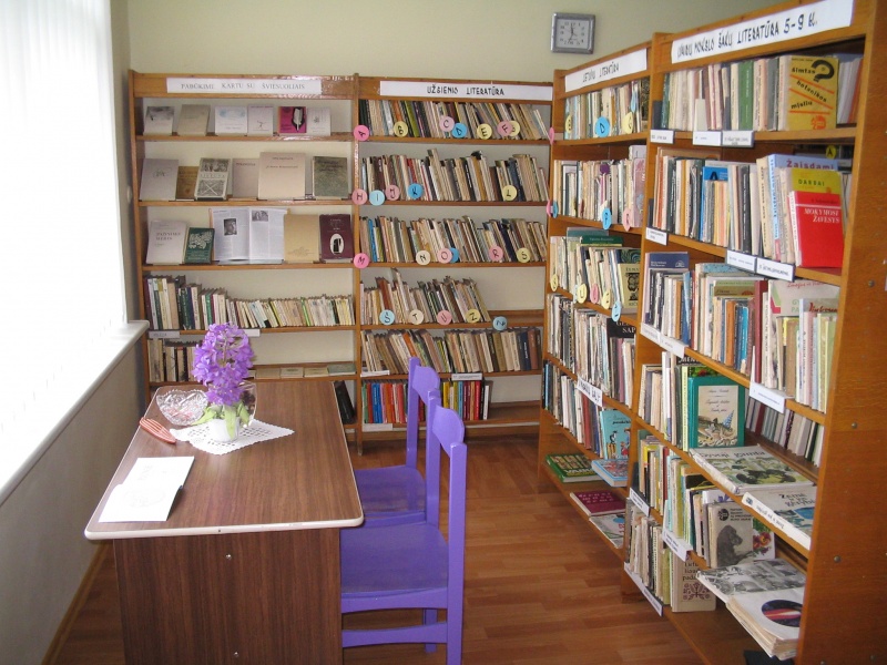 Vaizdas:Bibliotekoje 3 100.jpg
