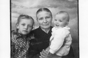 Marytė, baba Antanina ir Saulius 1952 m.