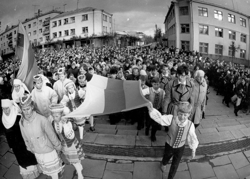 Vaizdas:B8-vėliavos pakėlimas.jpg