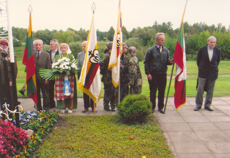 Vaizdas:Renginio dalyviai prie memorialo 2009.jpg