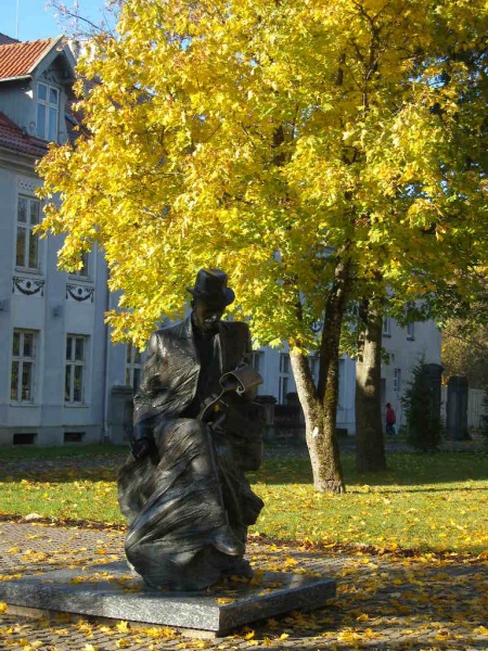 Vaizdas:Šilutės mecenatas H.Šojus mąsto... 425.jpg