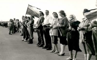 Vaizdas:Anykstenai Baltijos kelyje 1.jpg