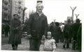 Vaizdas:Po 1991 m. sausio ivykiu su sunumi Vilniuje.jpg