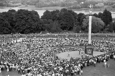 Vaizdas:Tukstanciai.jpg
